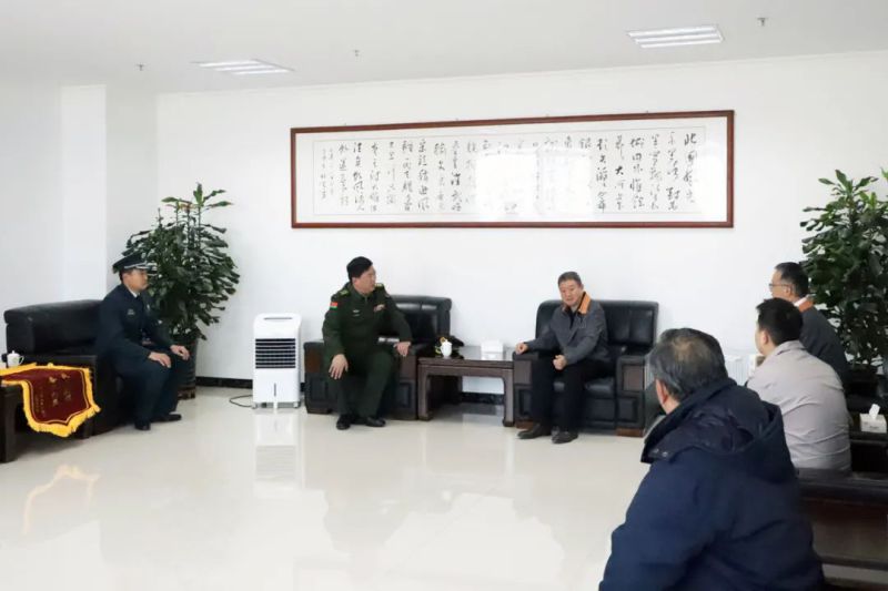 城北區(qū)人民武裝部領(lǐng)導(dǎo)來集團(tuán)贈送錦旗