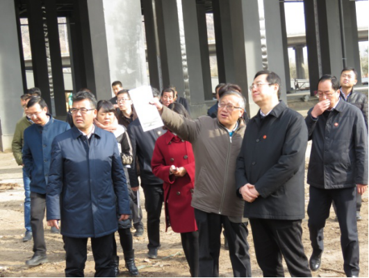 省委常委、西寧市委書(shū)記王曉在青海省物產(chǎn)集團(tuán)總公司黨委書(shū)記、總經(jīng)理王玉輝陪同下，深入青海物產(chǎn)朝陽(yáng)物流園區(qū)。